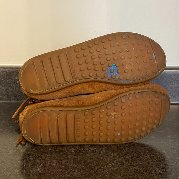 Minnetonka Kids Tall Fringed Moccasins - Size 1 - Picture 7 of 9